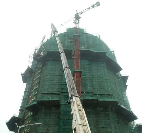 衡水市吊车在工地上作业